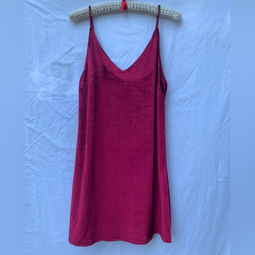 ALYCE PARIS magenta spaghetti strap velvet cocktail dress.